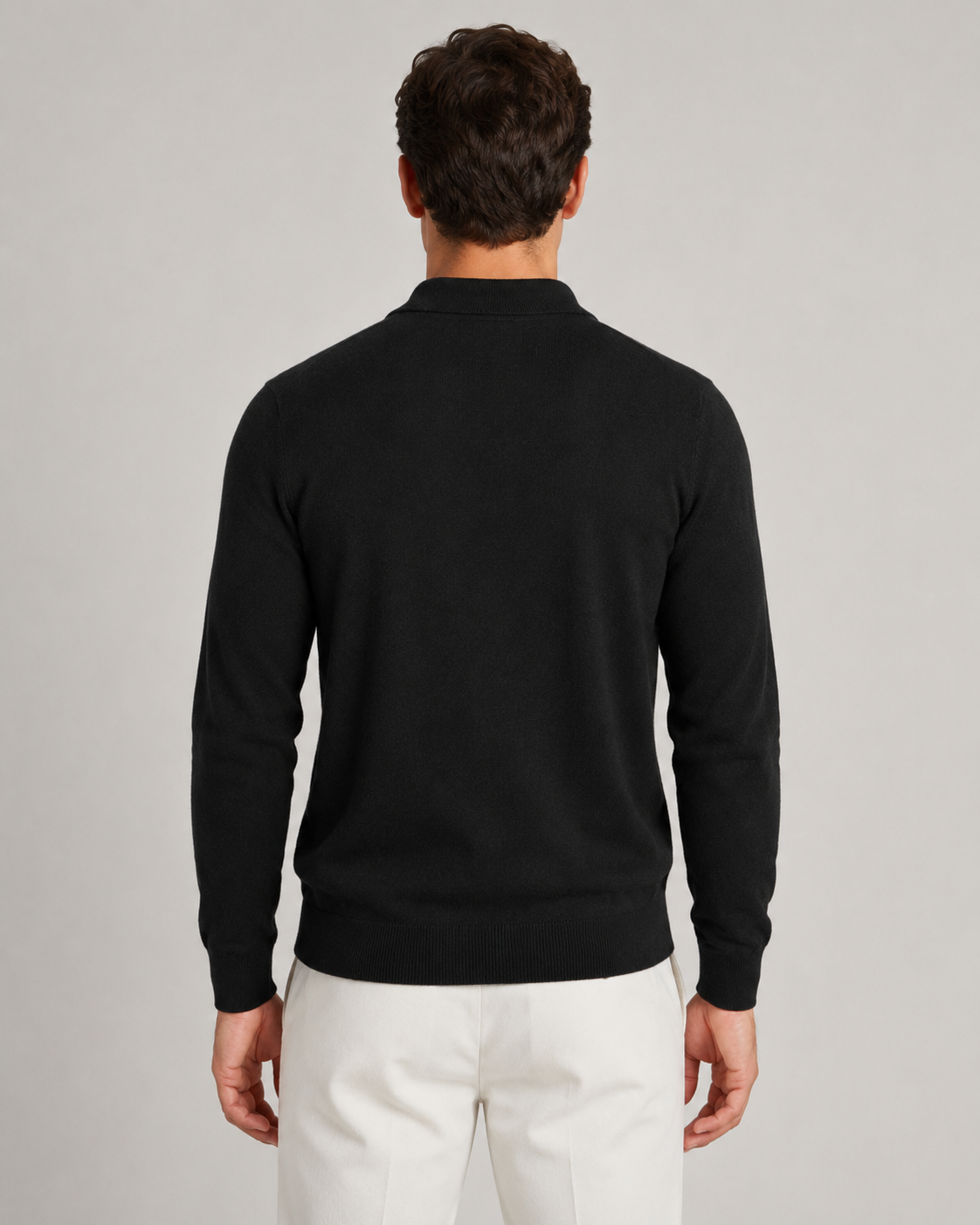 Rückansicht des fein gestrickten Herrenpullovers