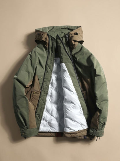 Herren-Steppjacke in der Seitenansicht mit Kapuze und langen Ärmeln
