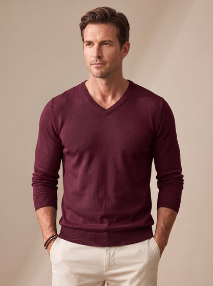 Nahaufnahme des feinen Strickmusters am Herrenpullover