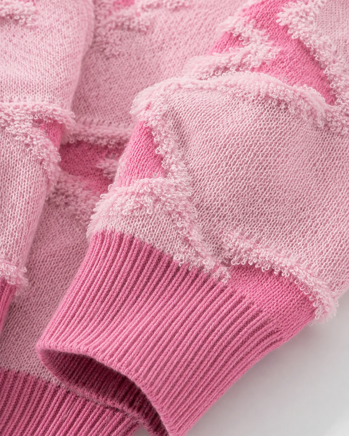 Nahaufnahme der Strickstruktur und des Sternenmusters