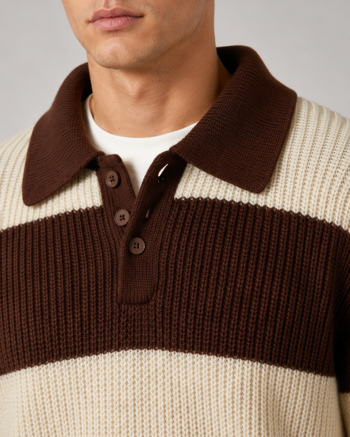 Detailansicht des Polokragens mit Knopfleiste am Strickpullover