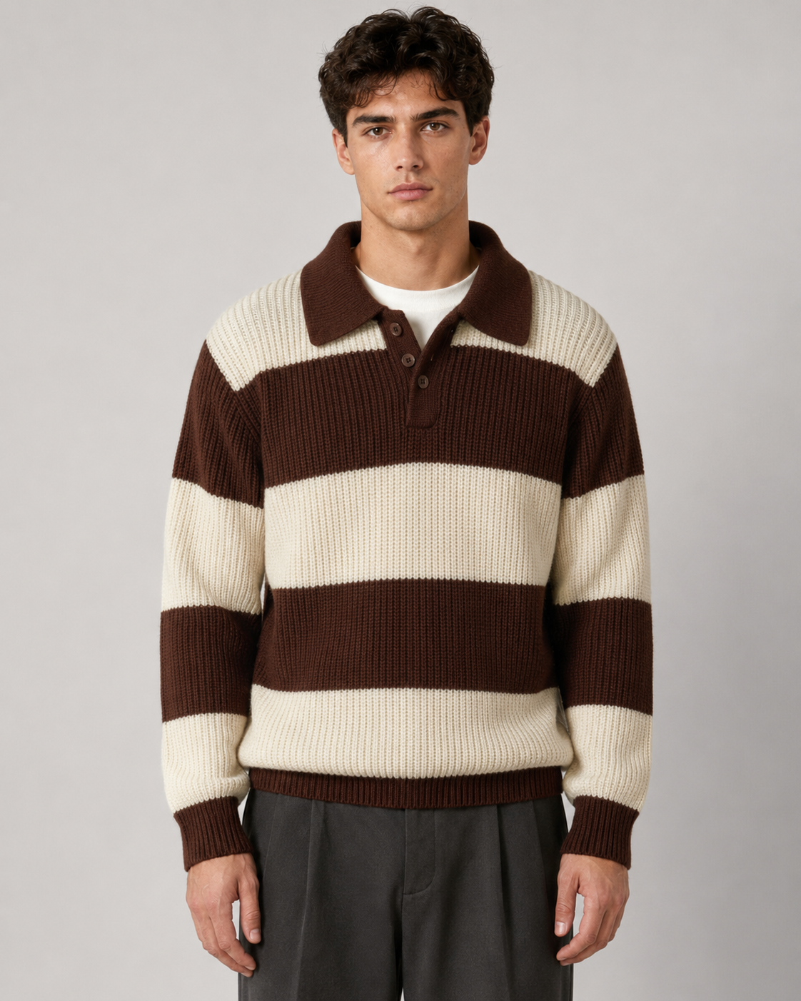 Gestreifter Herren-Strickpullover mit Polokragen und Knopfleiste