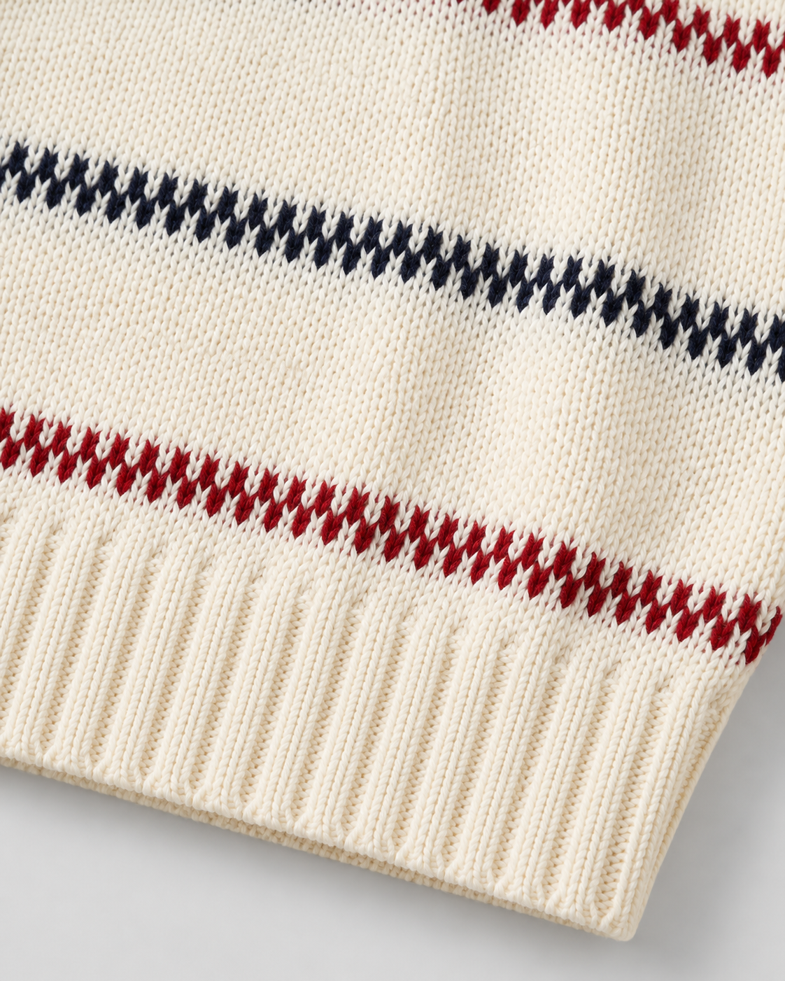 Detailaufnahme des gestreiften Strickmusters in Cremefarben