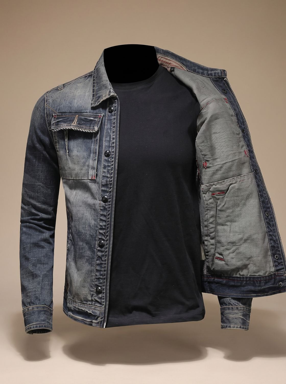 Vorderansicht der Herren-Jeansjacke mit praktischem Doppelverschluss