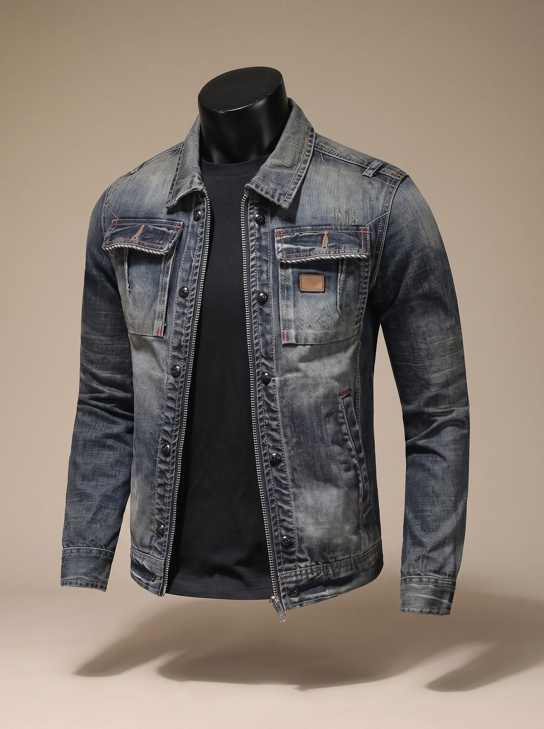 Detailansicht des Doppelverschlusses an der Herren-Jeansjacke