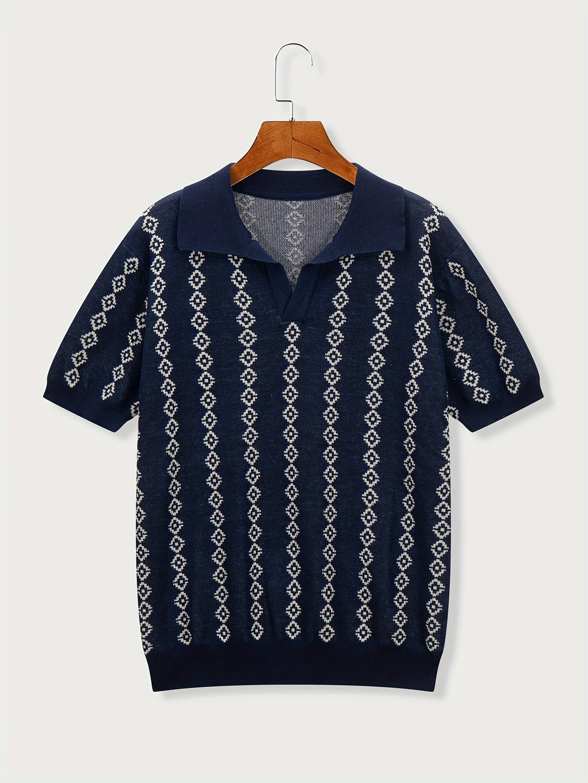 Seitliche Ansicht des locker geschnittenen Strickpullovers