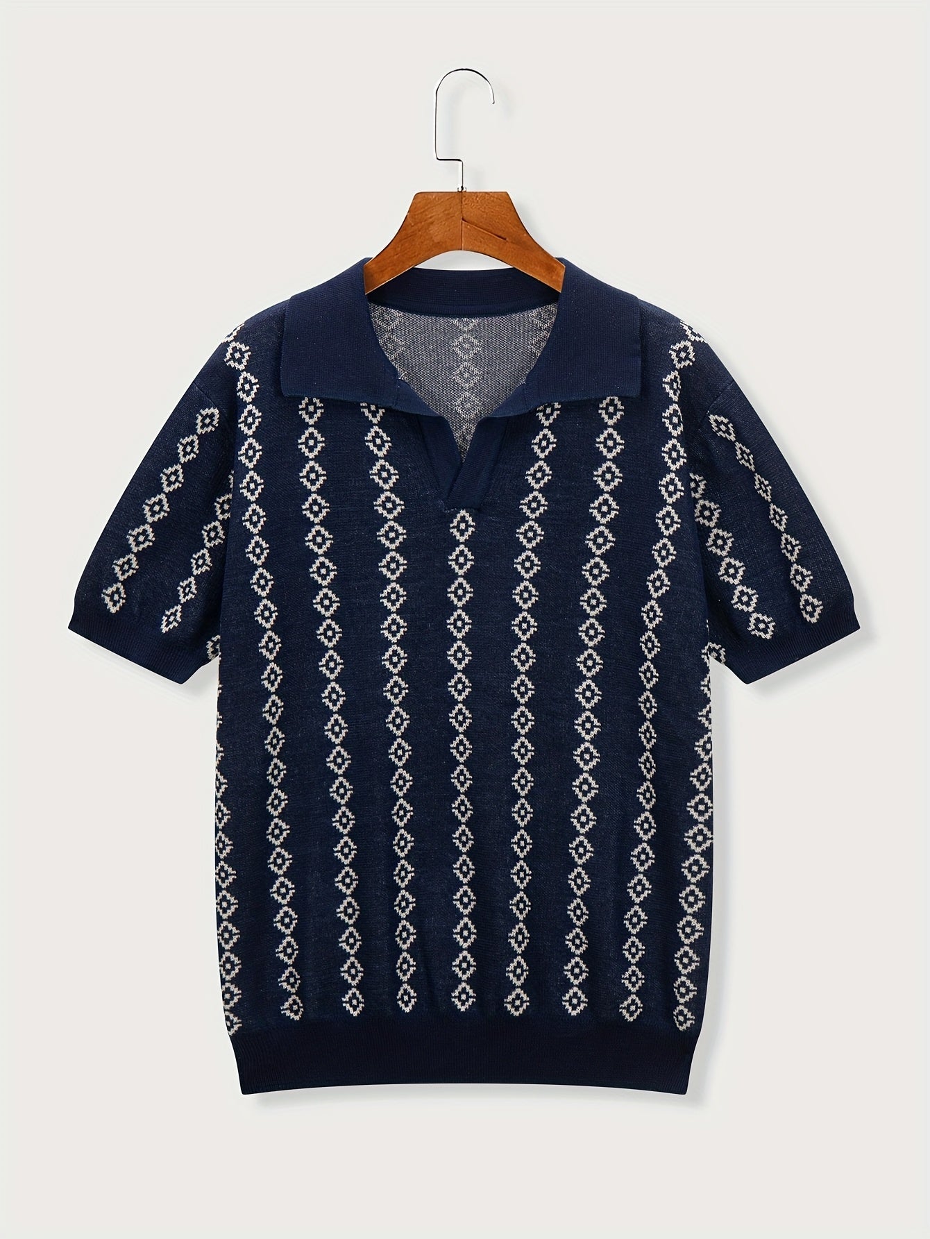 Seitliche Ansicht des locker geschnittenen Strickpullovers