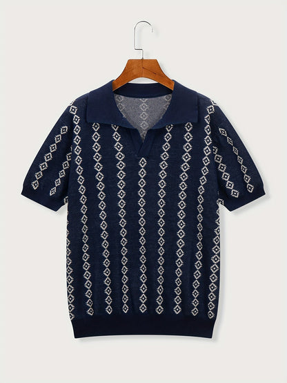 Seitliche Ansicht des locker geschnittenen Strickpullovers