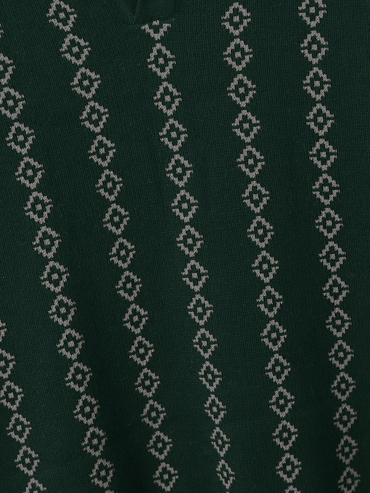 Rückansicht des Longline-Strickpullovers an einem Damenmodell