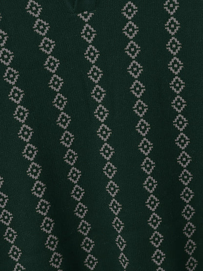 Rückansicht des Longline-Strickpullovers an einem Damenmodell