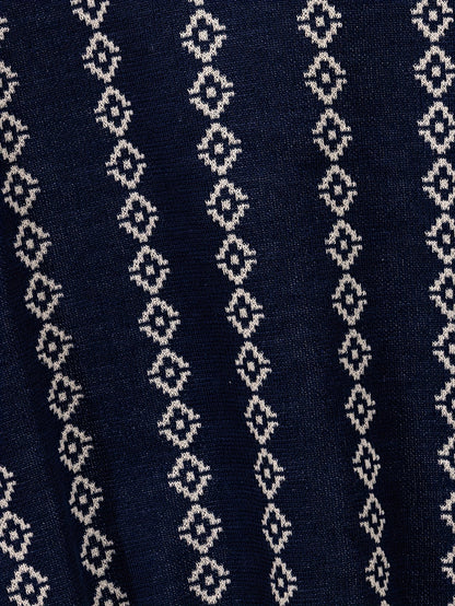 Damenmodell zeigt die verlängerte Form des Strickpullovers