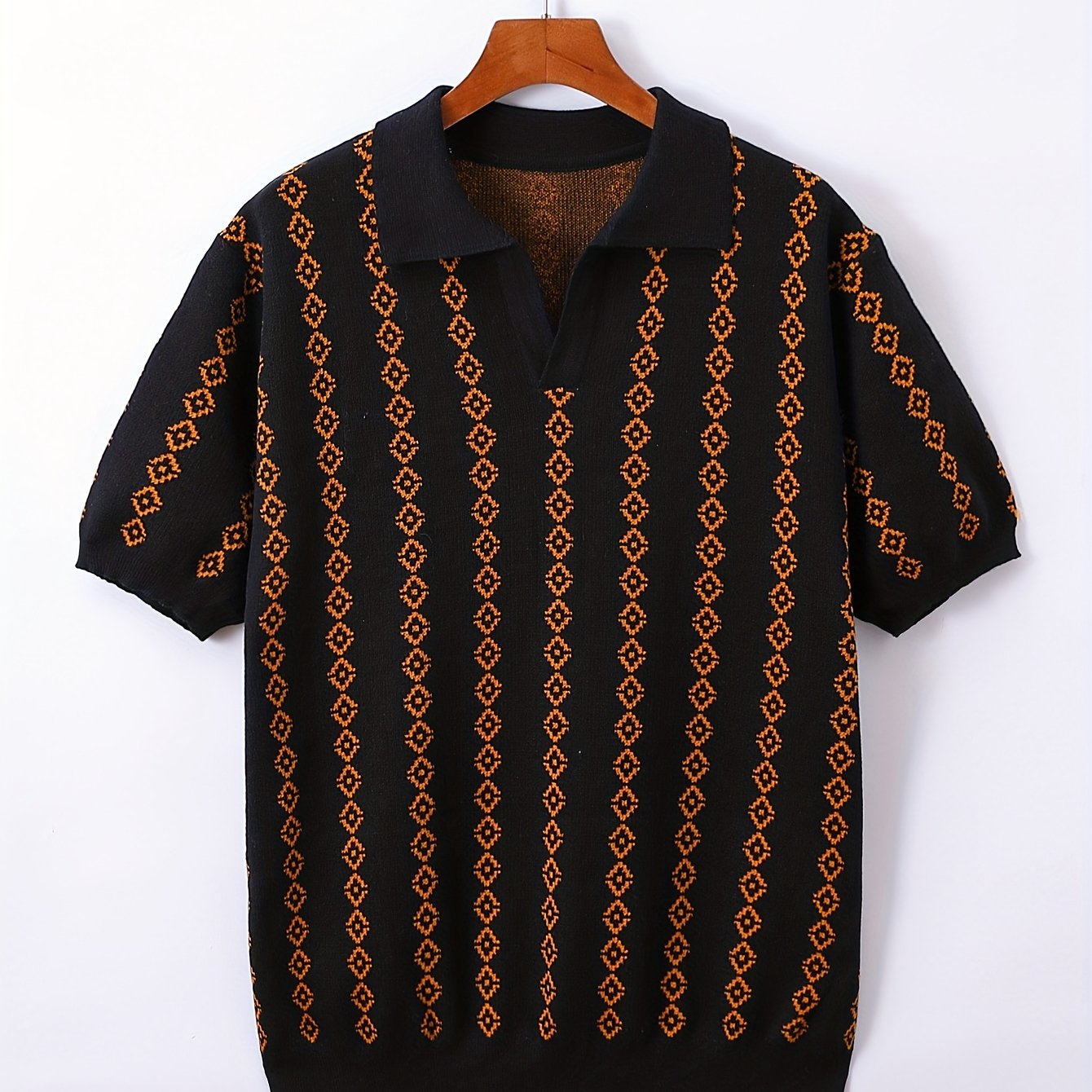 Nahaufnahme des Ausschnitts am Longline-Strickpullover