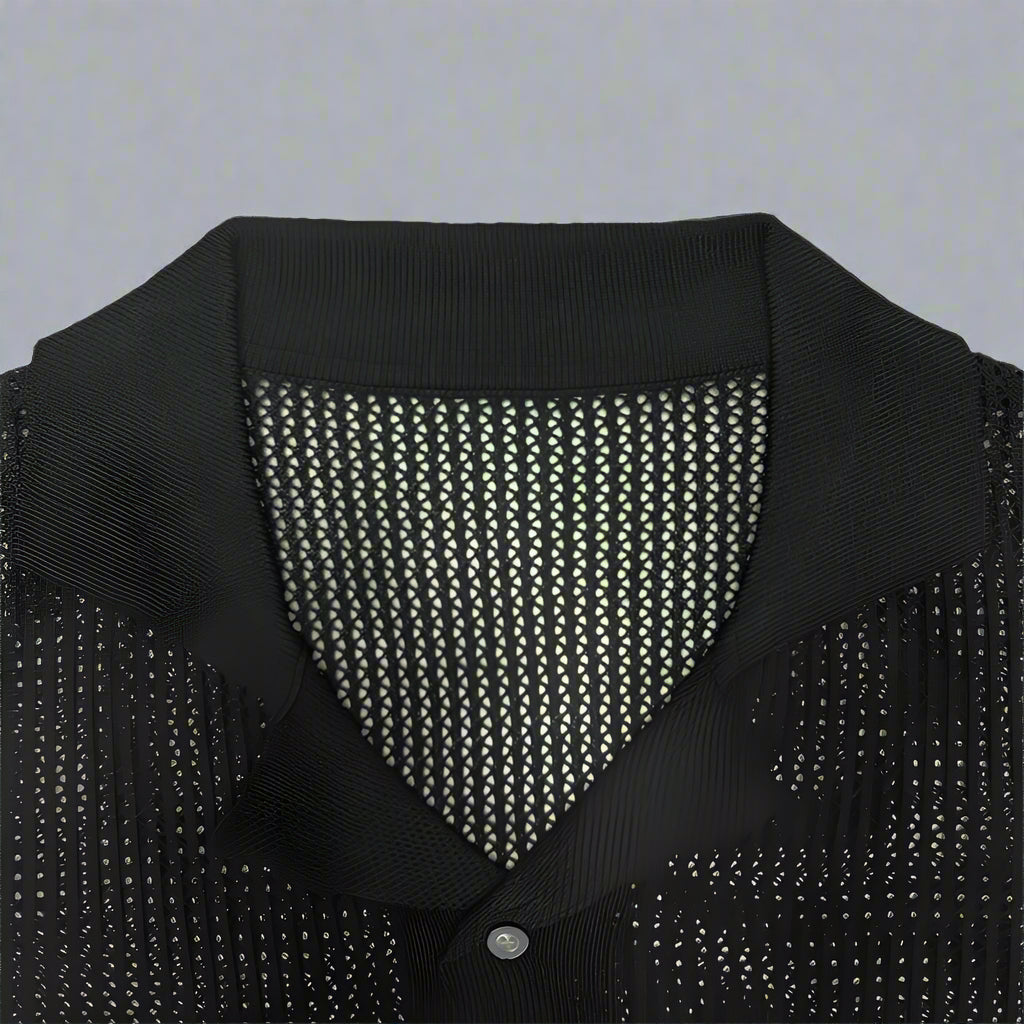 Detailansicht von Kragen und Knopfleiste des Strickhemds für Herren