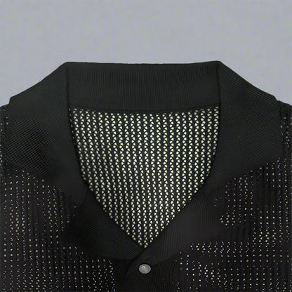 Detailansicht von Kragen und Knopfleiste des Strickhemds für Herren