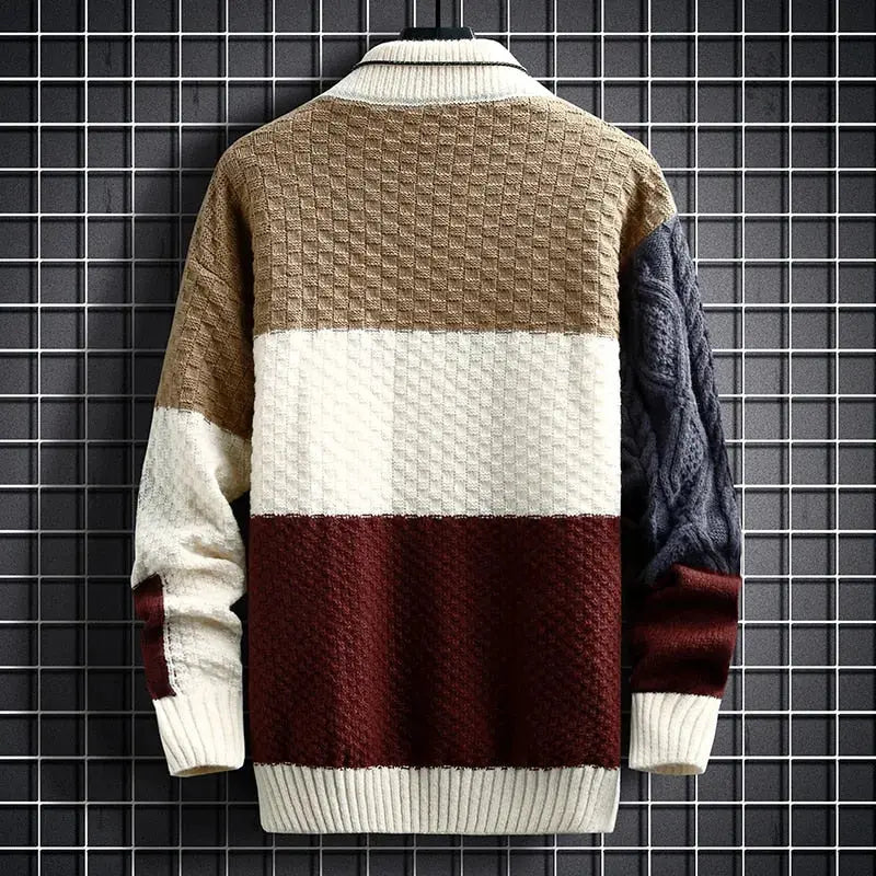 Seitliche Ansicht des Herren Strickpullovers im Patchwork-Design