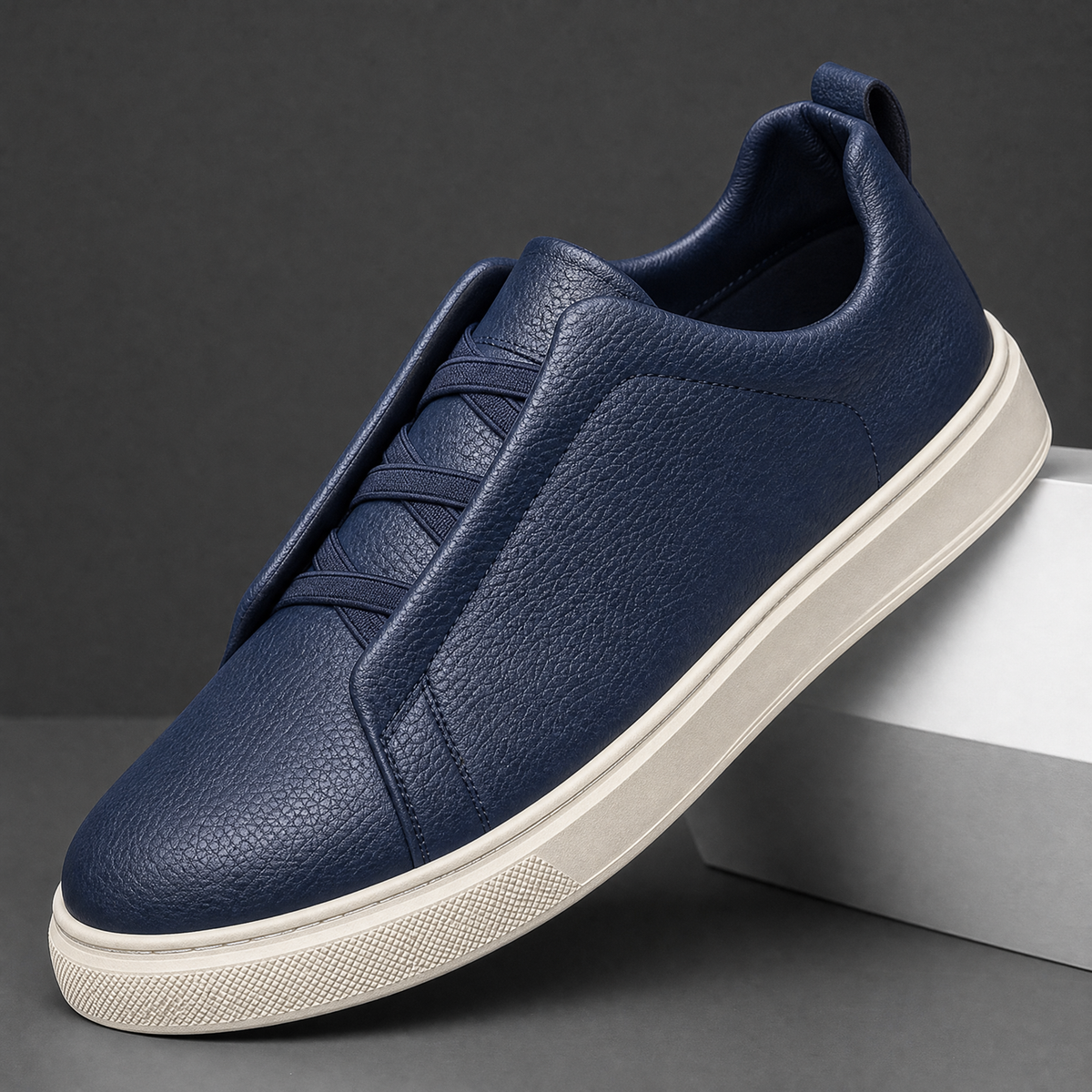 Leder-Sneaker mit Stretchschnürung in der Seitenansicht