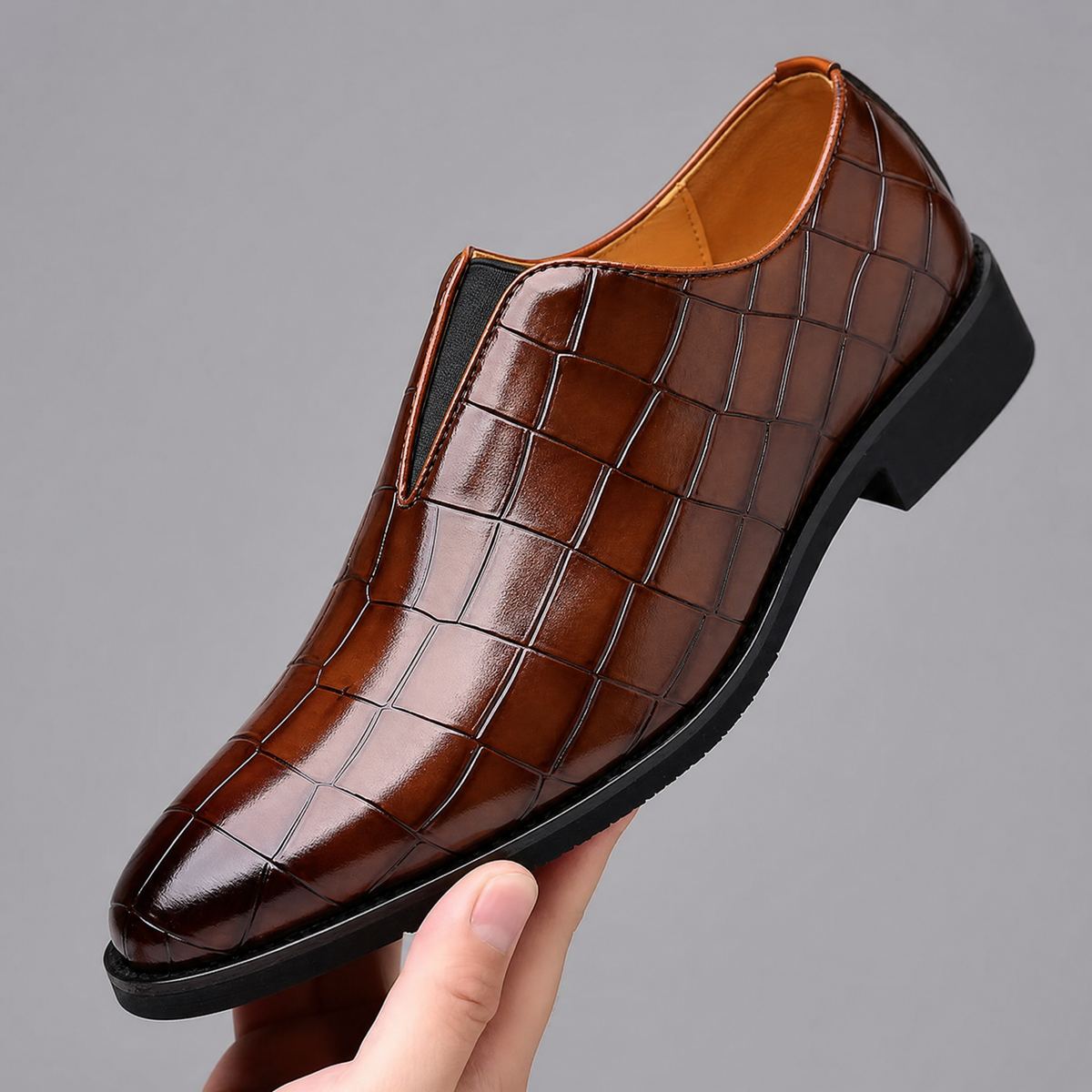 Seitliche Ansicht eines eleganten Herrenloafer aus Echtleder