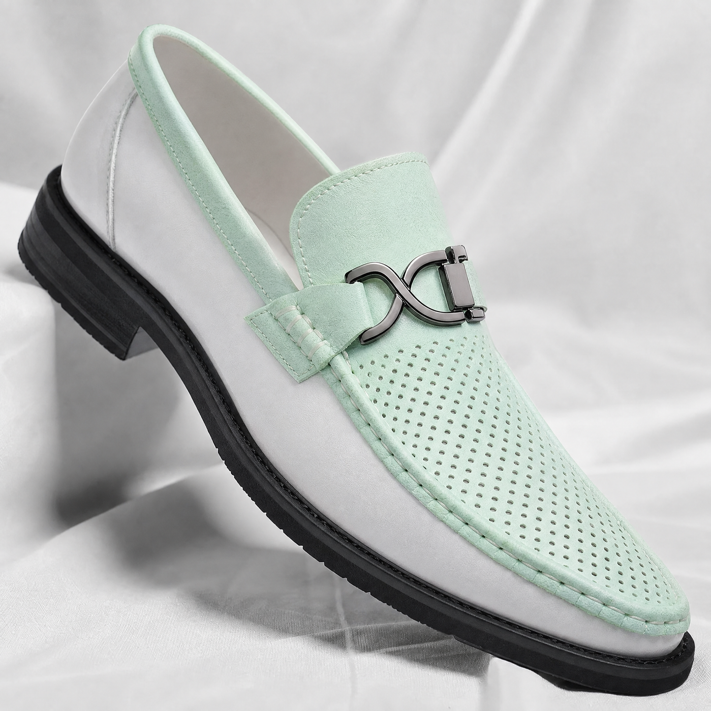 Herren Loafer aus Leder mit Metall-Detail, Detail der Metallspange