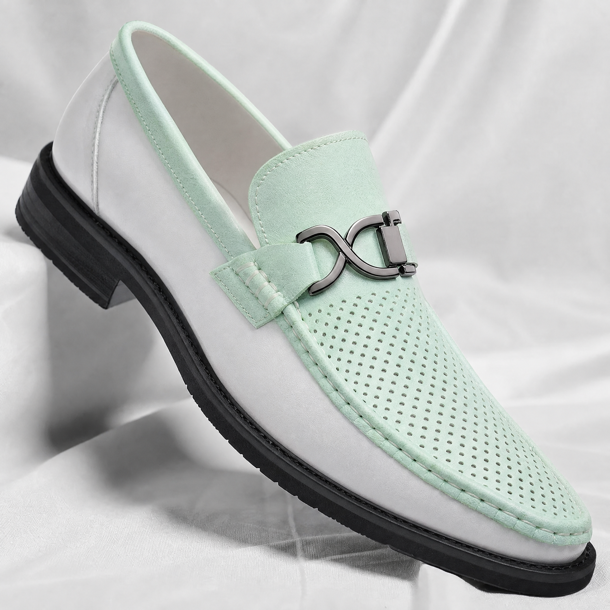 Herren Loafer aus Leder mit Metall-Detail, Detail der Metallspange