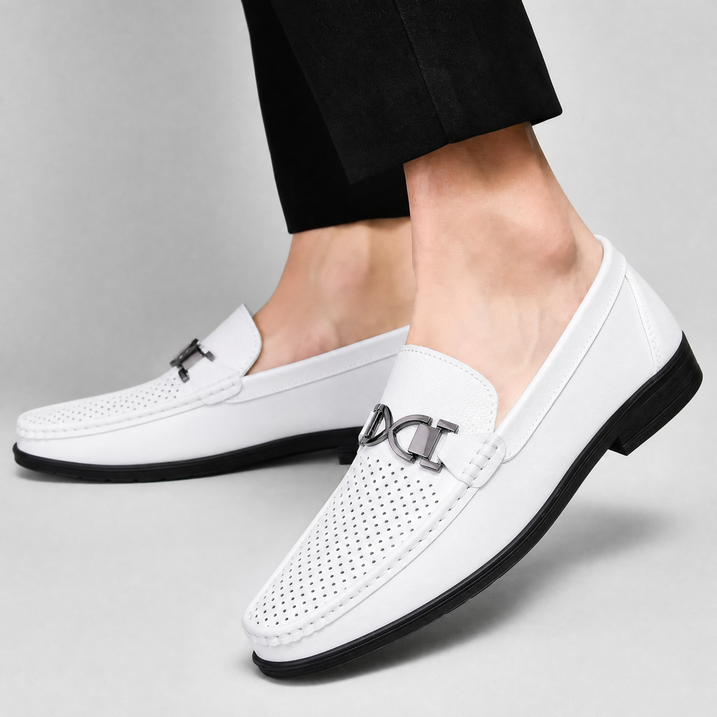 Herren Loafer aus Leder mit Metall-Detail in eleganter Nahaufnahme