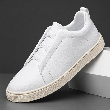 Nahaufnahme der Lederoberfläche am Sneaker