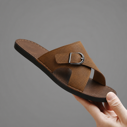 Herren Ledersandalen mit Kreuzriemen, diagonale Ansicht