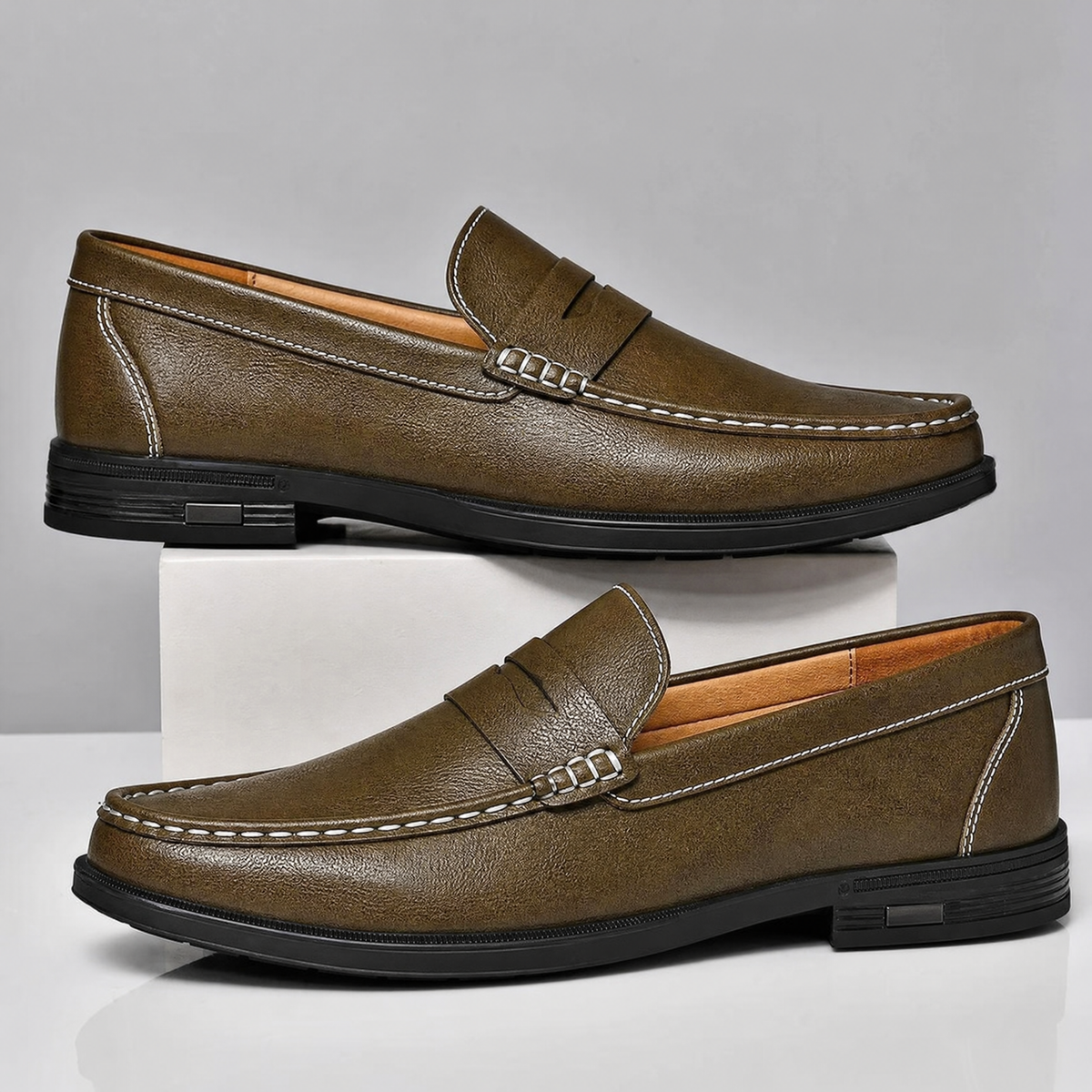 Rückansicht des Leder-Penny-Loafers mit flacher Ferse