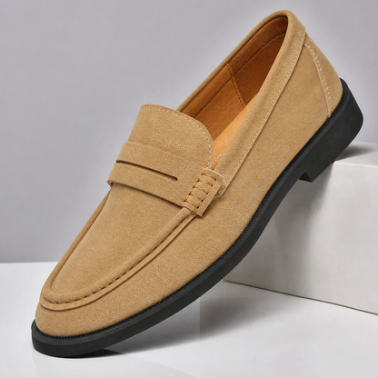 Fersenansicht des klassischen Penny-Loafers