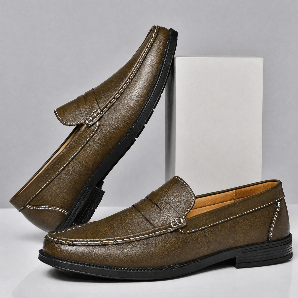 Unterseite des Leder-Penny-Loafers mit strukturierter Laufsohle