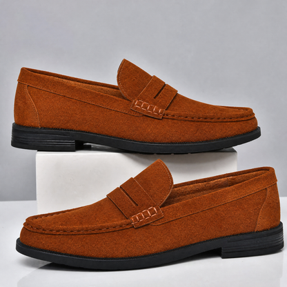 Nahaufnahme des weichen Veloursleders am Penny-Loafer