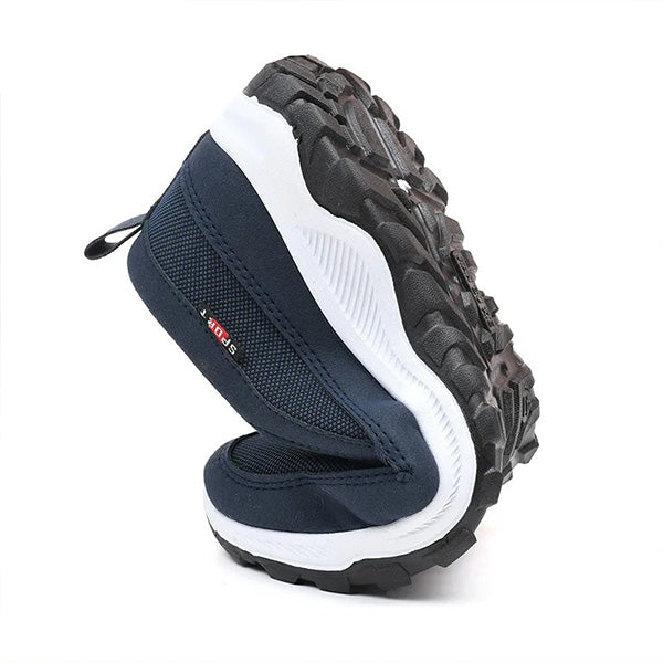 Detailansicht des atmungsaktiven Mesh-Obermaterials der Herren Slip-On-Schuhe