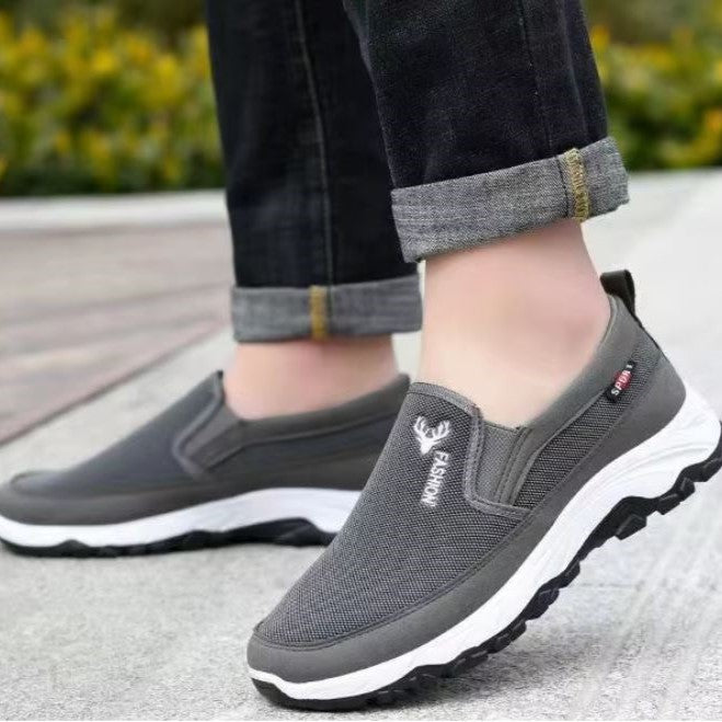 Leichte Mesh-Slip-On-Schuhe für Herren in schräger Seitenansicht
