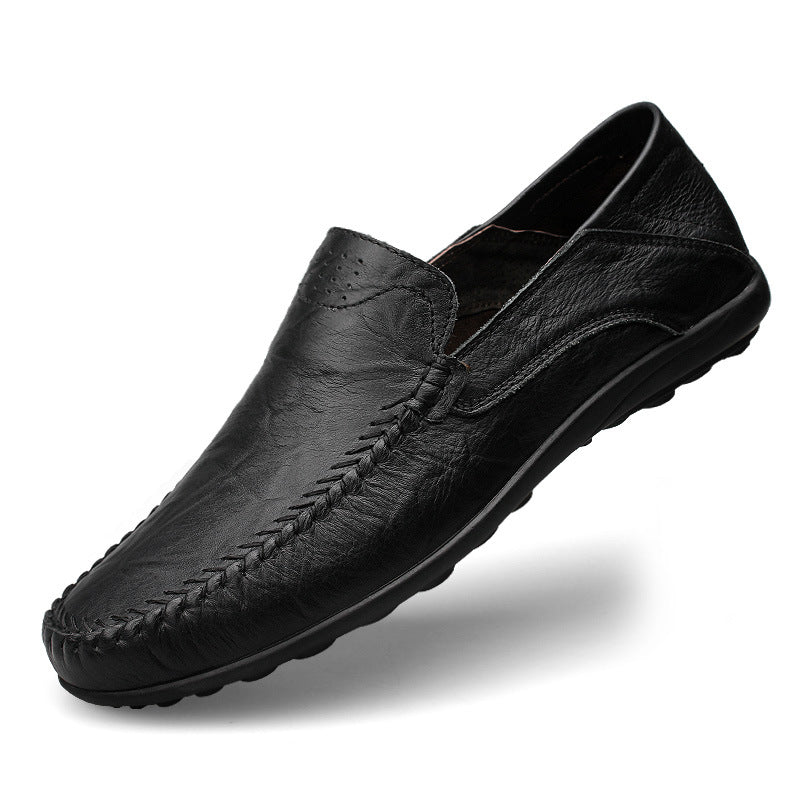 Herren Slipper mit perforiertem Obermaterial und Mokassinnaht in Seitenansicht