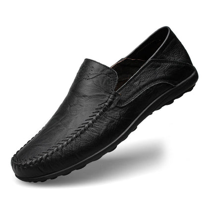 Herren Slipper mit perforiertem Obermaterial und Mokassinnaht in Seitenansicht