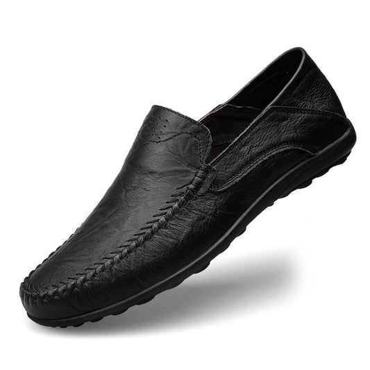 Herren Slipper mit perforiertem Obermaterial und Mokassinnaht in Seitenansicht