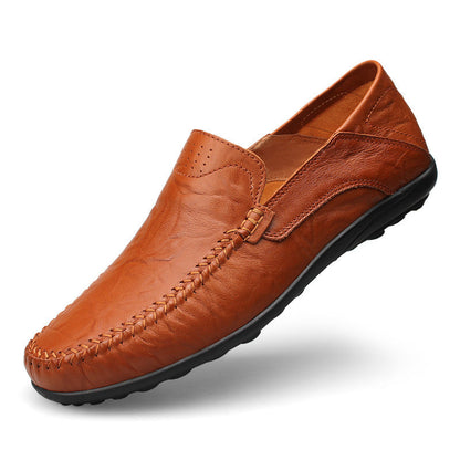 Detailansicht der Herren Slipper mit perforiertem Obermaterial und Ziernaht