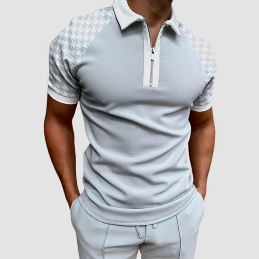 Herren-Poloshirt mit Reissverschluss und Printdetails in Vorderansicht