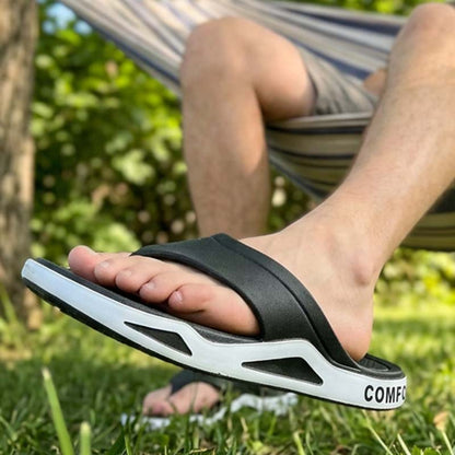 Herren Zehentrenner Sandalen mit gepolsterter Sohle aus schräger Ansicht