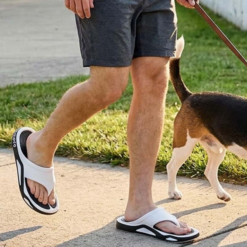 Herren Zehentrenner Sandalen in Frontalansicht mit breiten Riemen