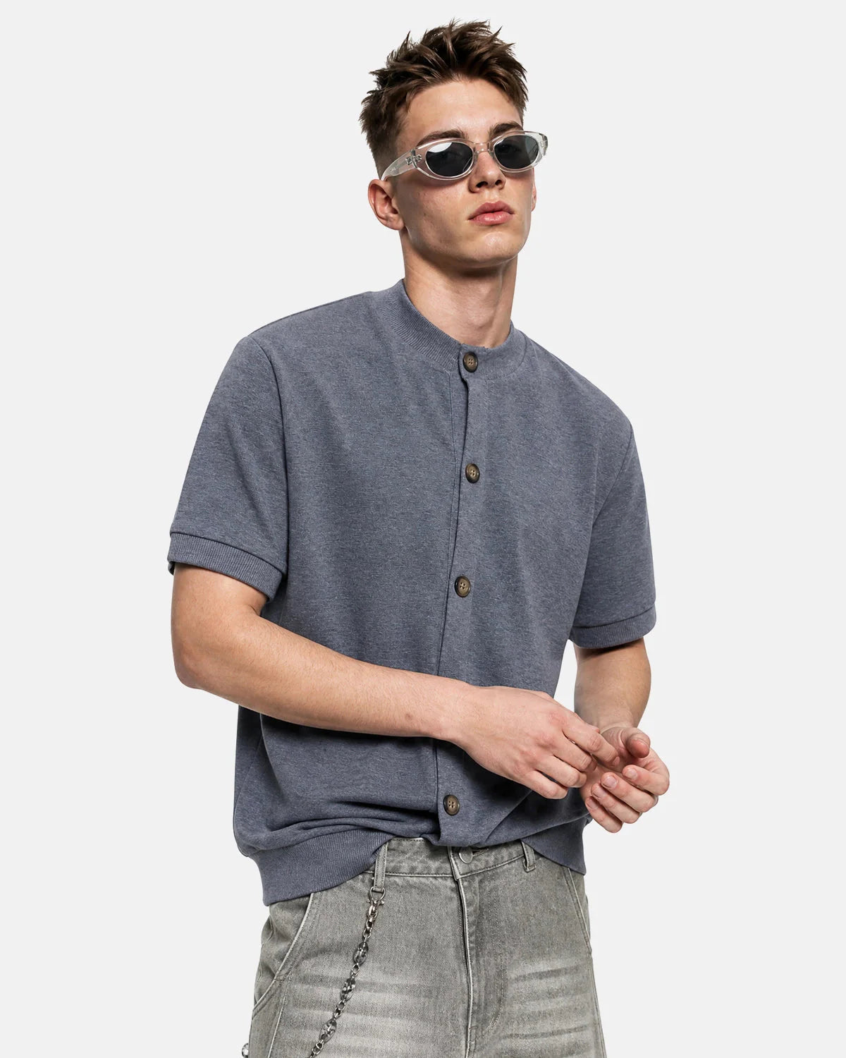Damen Kurzarm-Cardigan aus Strick mit klassischer Knopfleiste in Nahaufnahme