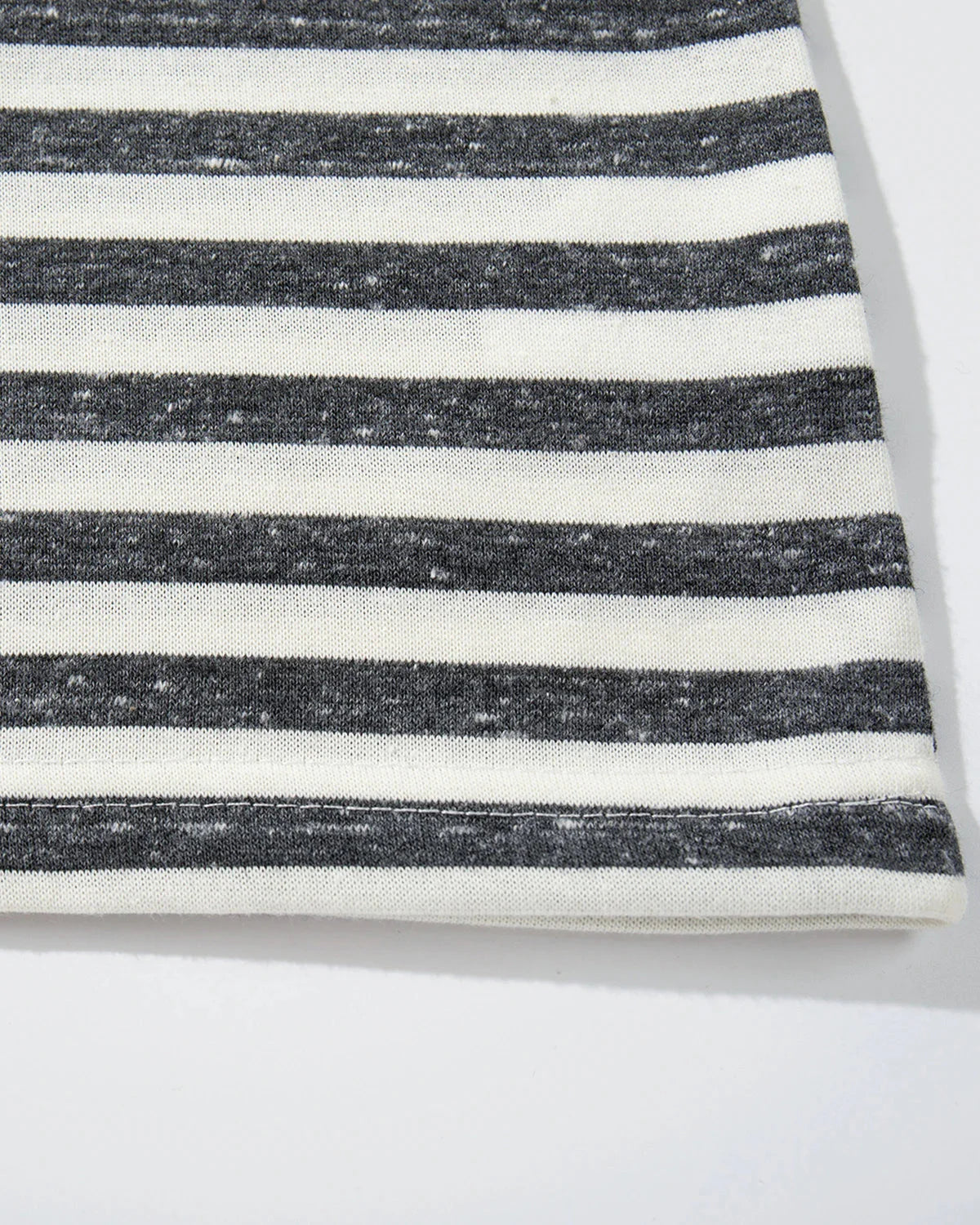 Gestreiftes Herren Henley T-Shirt mit Relaxed Fit, Detailansicht