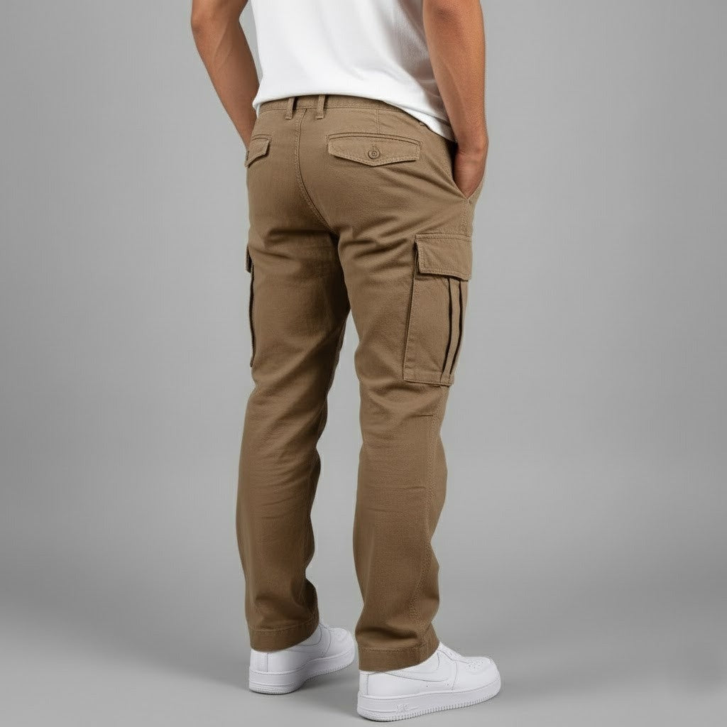 Herren Cargo-Hose mit schmalem Beinverlauf in Seitenansicht