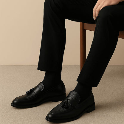 Herren-Loafer mit Quaste und runder Kappe in schräger Perspektive