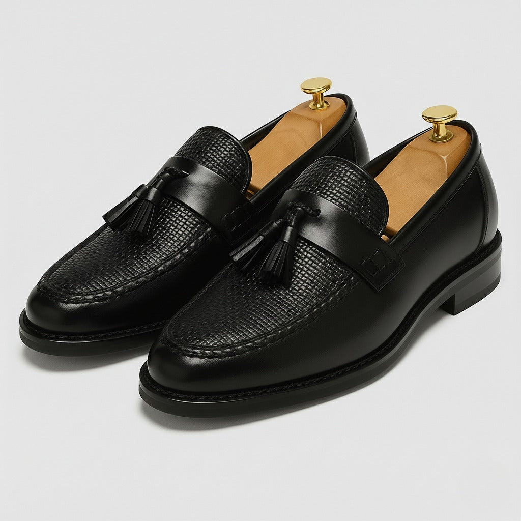 Herren-Loafer mit Quaste und runder Kappe in eleganter Seitenansicht