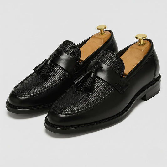 Herren-Loafer mit Quaste und runder Kappe in eleganter Seitenansicht