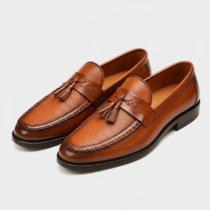 Paar Herren-Loafer mit Quaste und runder Kappe von vorne gezeigt