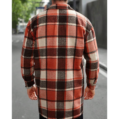 Seitliche Ansicht der karierten Hemdjacke im Overshirt-Stil