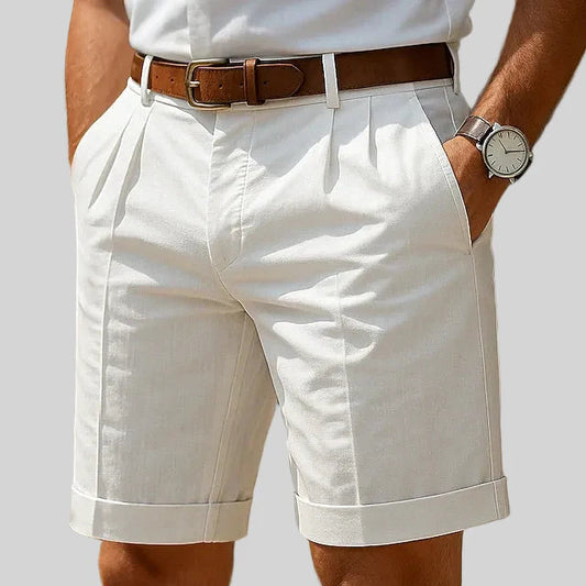 Damen Sommer-Shorts mit Falten vorne in einer Vorderansicht