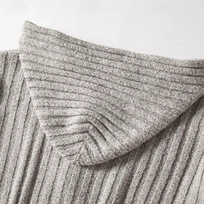 Seitliche Ansicht der Herren-Strickjacke im Grobstrick