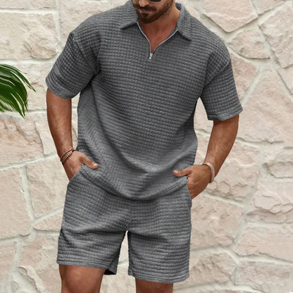 Herren Sommer-Set aus Waffelstrick mit Polohemd und Shorts in Frontalansicht